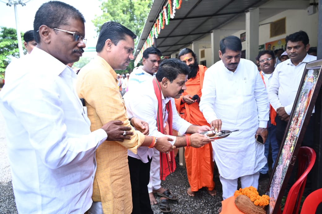 अयोध्या से लौटे 63 श्रद्धालुओं का उपमुख्यमंत्री विजय शर्मा ने किया अभिनंदन