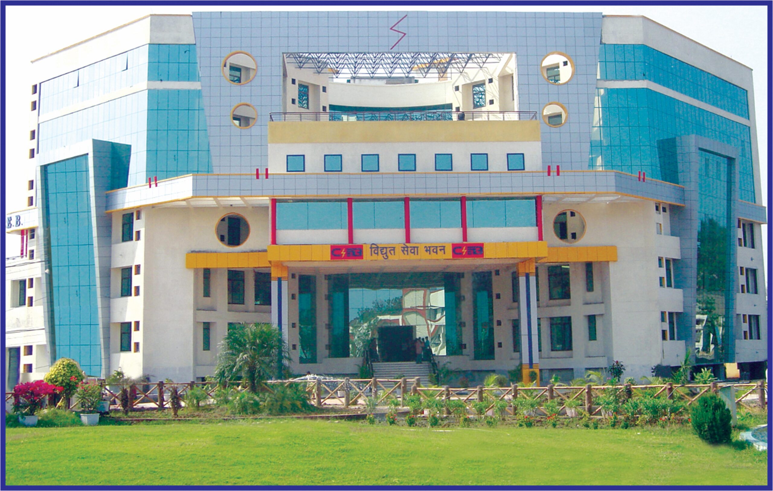 साल भर बाद भी मांगे पूरी नहीं, बिजली कंपनी के संविदा कर्मचारियों ने दी अनिश्चितकालीन हड़ताल की चेतावनी